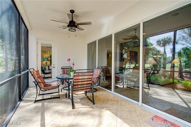 sunroom with ceiling fan