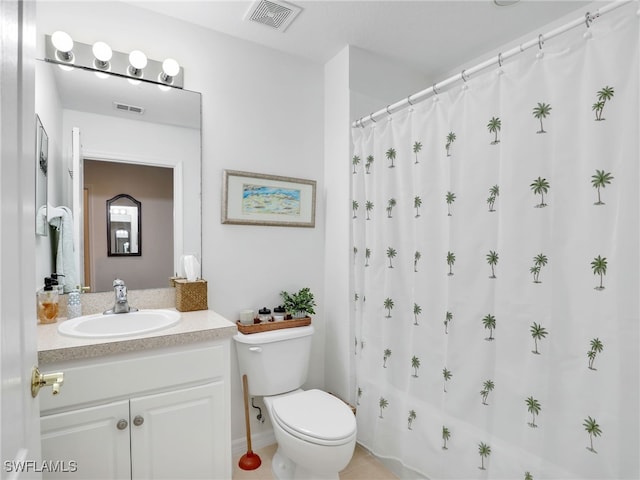 full bath with vanity, a shower with shower curtain, toilet, and visible vents