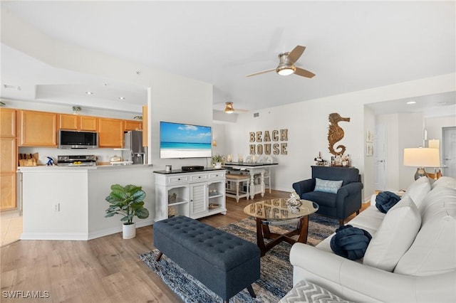 living room with light wood-style floors, recessed lighting, and ceiling fan