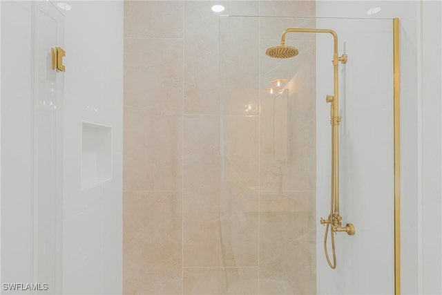 bathroom featuring tiled shower