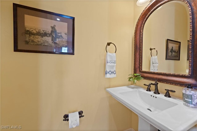 bathroom featuring a sink