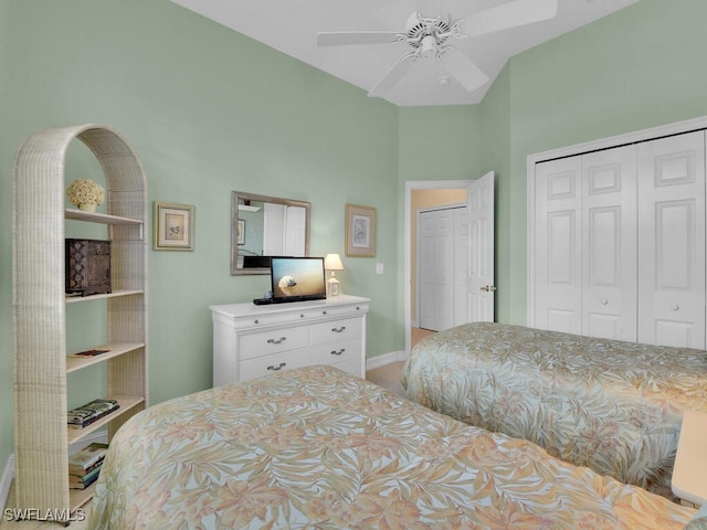 bedroom with ceiling fan, baseboards, and a closet