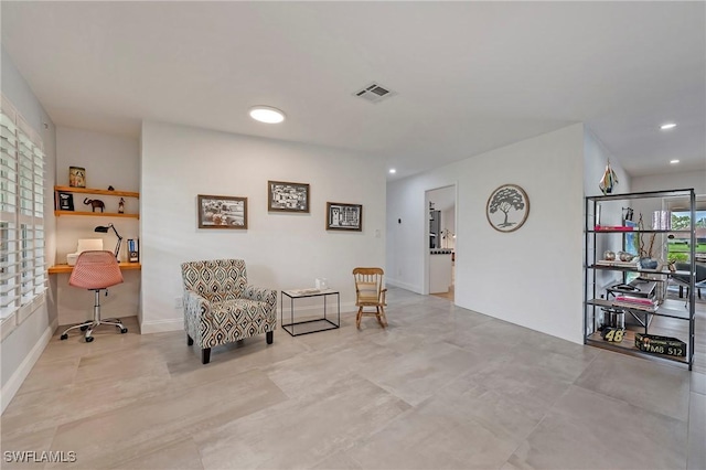 living area featuring baseboards, visible vents, and recessed lighting