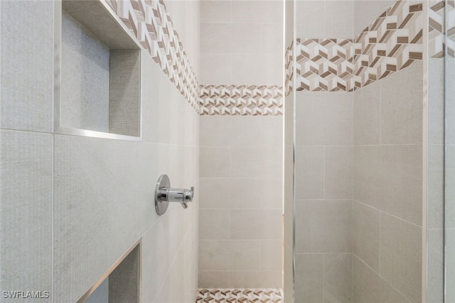 bathroom featuring a tile shower