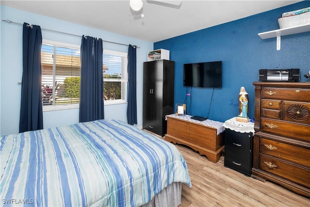 bedroom featuring light wood-style flooring and a ceiling fan