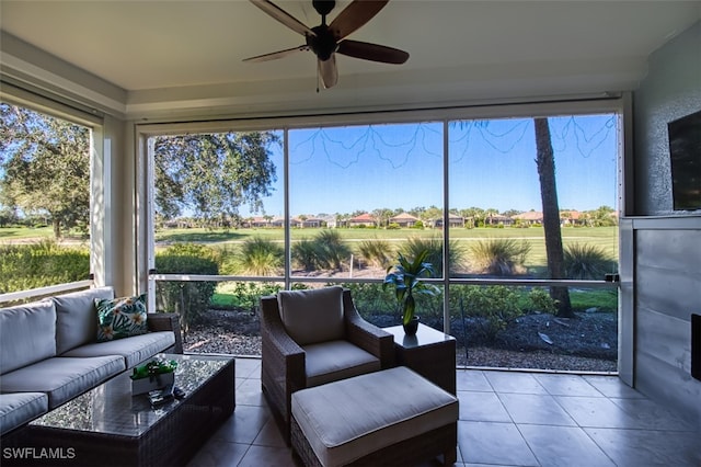 sunroom with ceiling fan