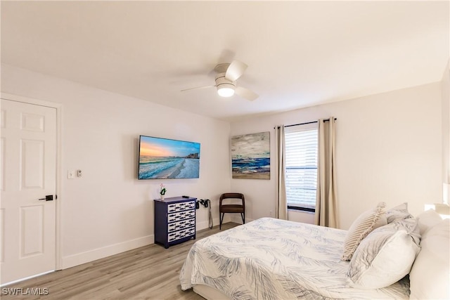 bedroom featuring light wood-style flooring, baseboards, and a ceiling fan