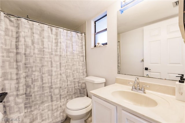 full bathroom featuring visible vents, curtained shower, vanity, and toilet