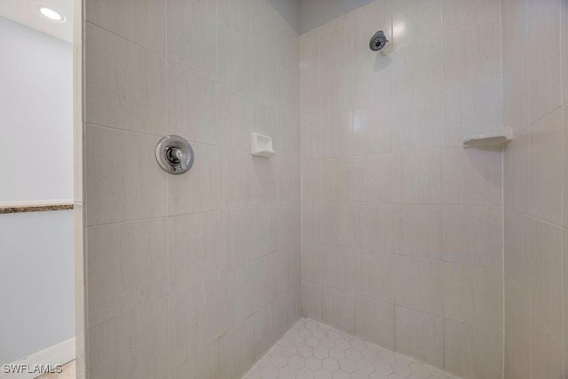 bathroom featuring a tile shower