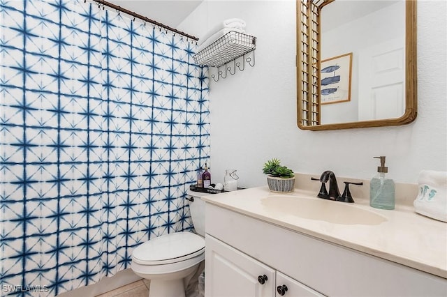 full bath with vanity, toilet, and a shower with curtain