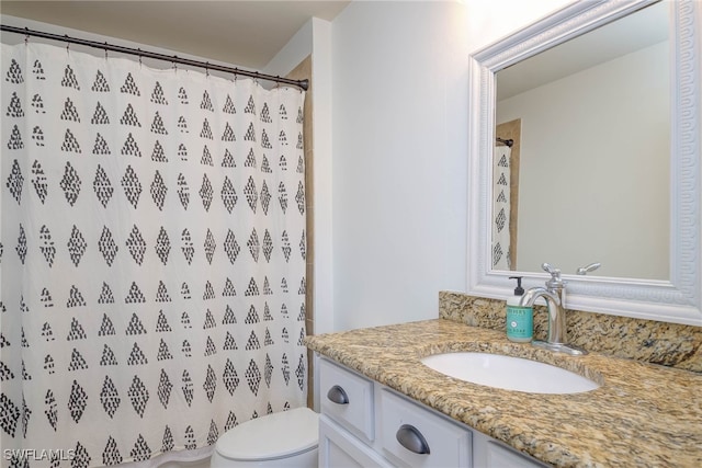 full bath with toilet, a shower with shower curtain, and vanity