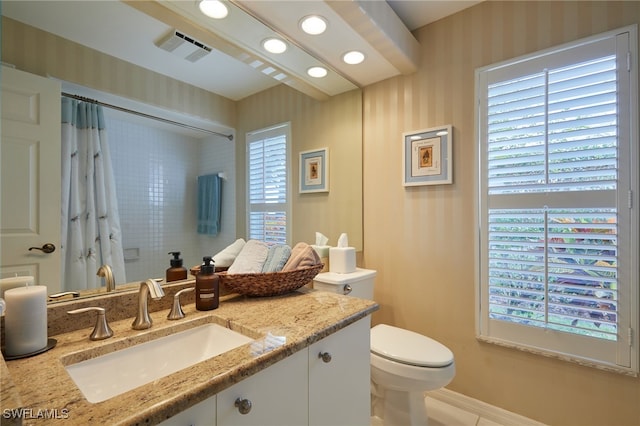 full bath featuring recessed lighting, visible vents, a shower with shower curtain, toilet, and vanity