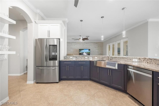 kitchen with stainless steel appliances, crown molding, a sink, and ceiling fan