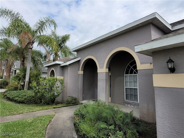 view of exterior entry featuring stucco siding