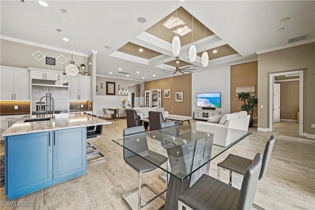 dining space with crown molding, recessed lighting, a ceiling fan, light wood-style floors, and baseboards