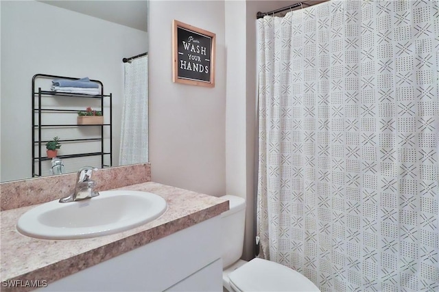 bathroom with a shower with shower curtain, vanity, and toilet