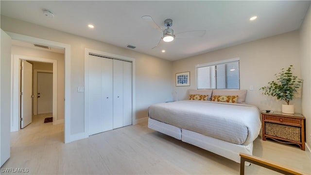 bedroom with light wood-style floors, a closet, a ceiling fan, and recessed lighting