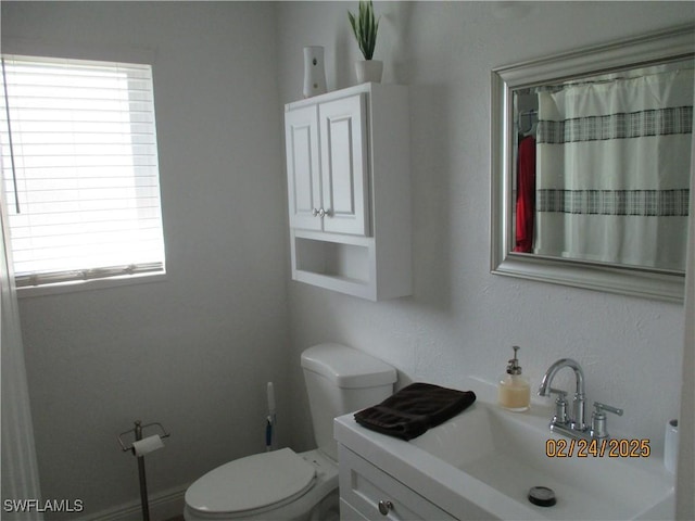 full bath with toilet, a shower with curtain, and vanity