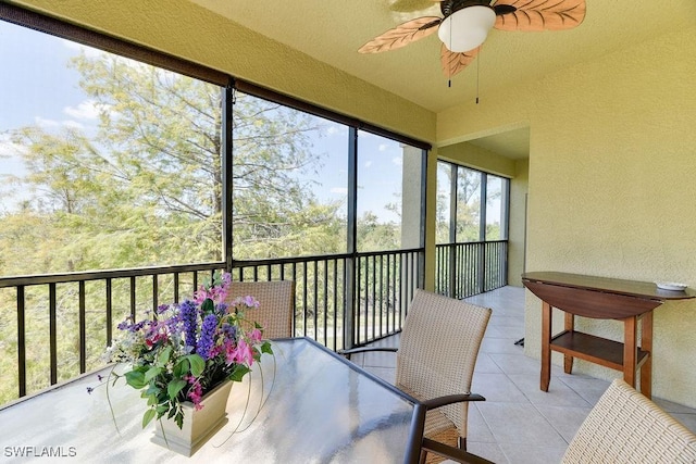 sunroom with ceiling fan