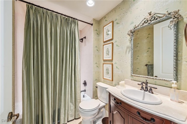 full bath featuring shower / bathtub combination with curtain, vanity, toilet, and wallpapered walls