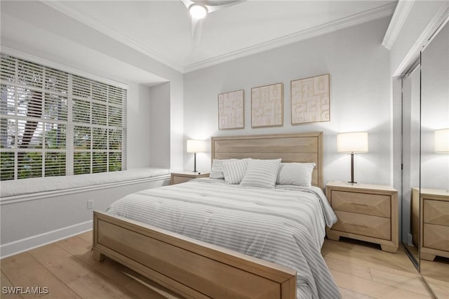 bedroom with light wood-style floors, baseboards, ornamental molding, and ceiling fan