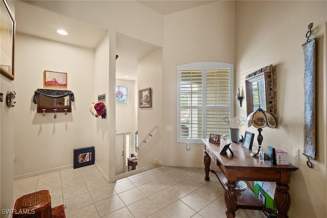 foyer featuring light tile patterned floors and baseboards