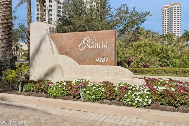 community sign featuring a view of city