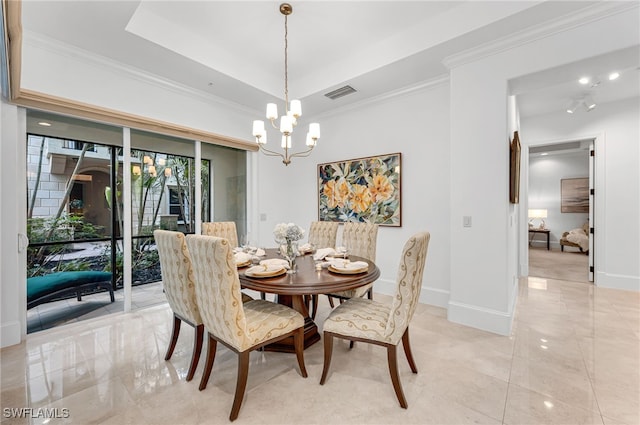 dining area featuring ornamental molding, a tray ceiling, visible vents, and baseboards