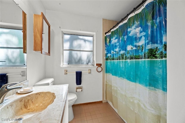 full bathroom featuring toilet, tile patterned floors, vanity, baseboards, and a shower with curtain