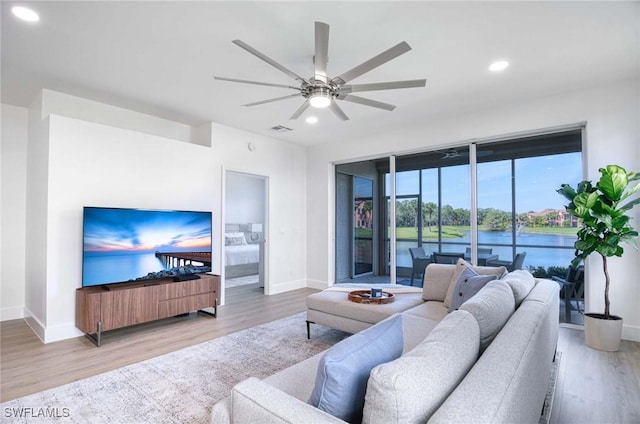 living area featuring baseboards, visible vents, ceiling fan, wood finished floors, and recessed lighting