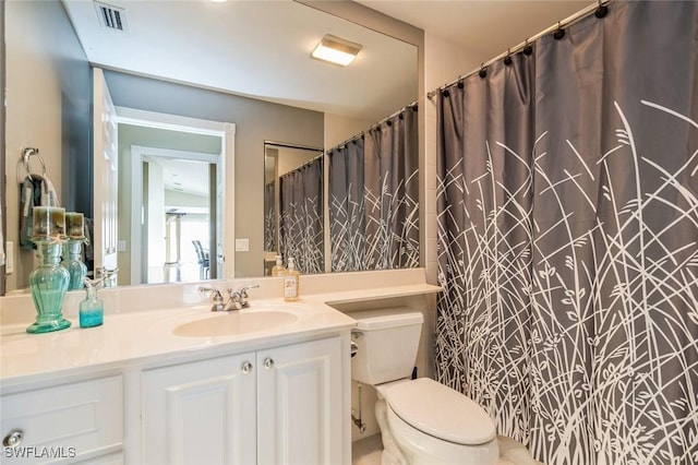 full bathroom with toilet, visible vents, a shower with shower curtain, and vanity