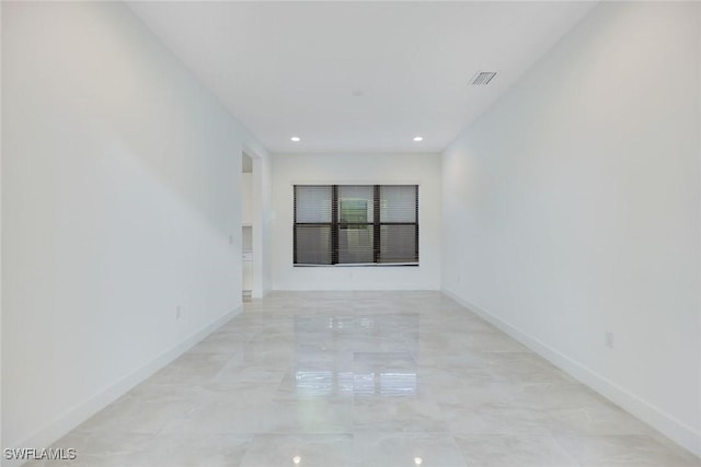 unfurnished room with visible vents, recessed lighting, and baseboards