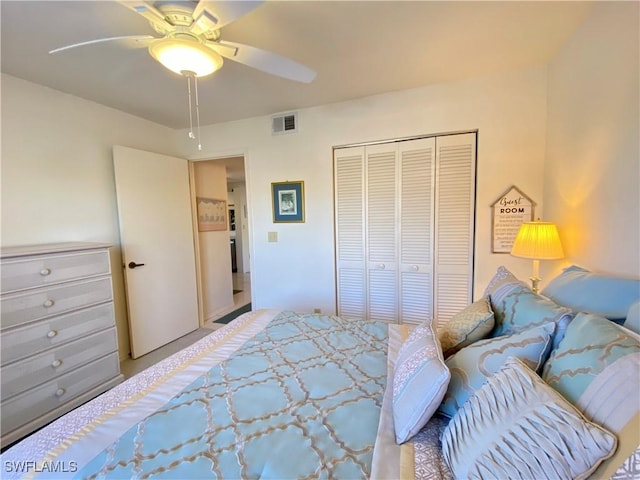 bedroom featuring a ceiling fan, visible vents, and a closet