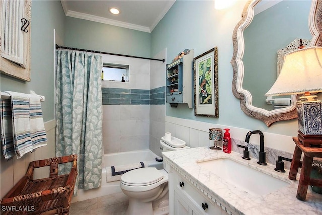 full bathroom featuring toilet, a wainscoted wall, vanity, shower / tub combo with curtain, and crown molding