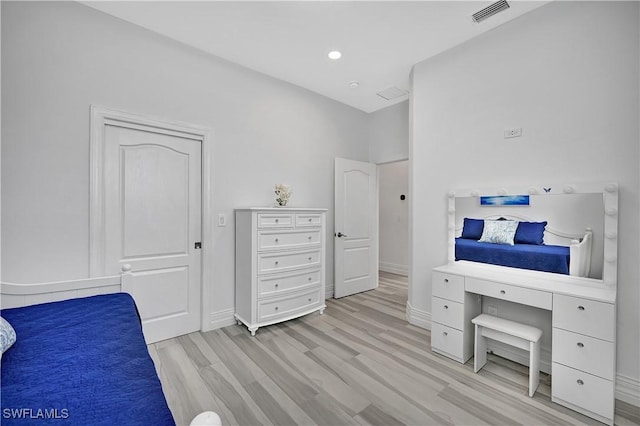 bedroom featuring light wood finished floors, recessed lighting, visible vents, and baseboards