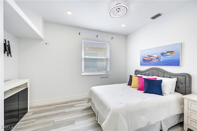 bedroom featuring light wood-type flooring, baseboards, visible vents, and recessed lighting