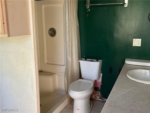 full bathroom with curtained shower, a sink, and toilet