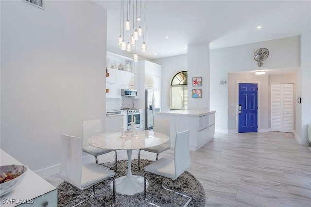 dining area featuring visible vents, baseboards, and recessed lighting