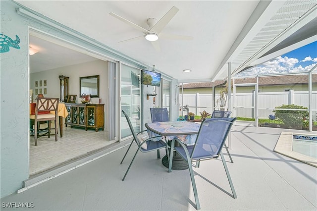 sunroom with ceiling fan