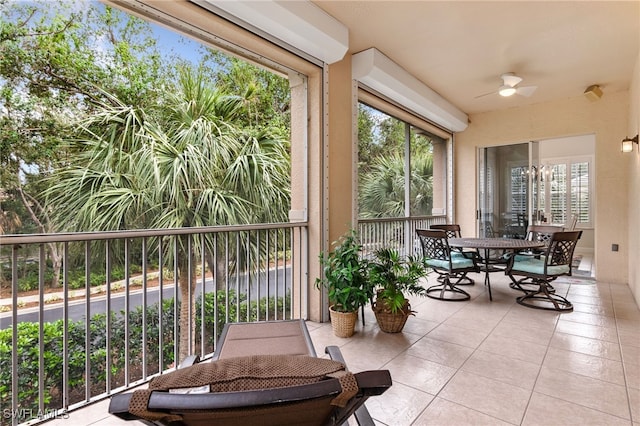 sunroom / solarium featuring a ceiling fan