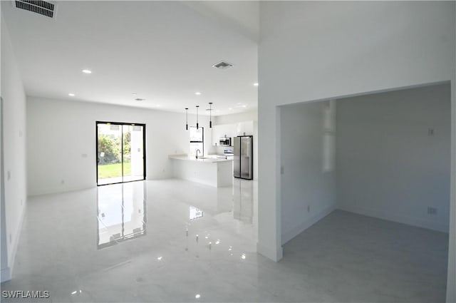 empty room featuring a sink, visible vents, and recessed lighting