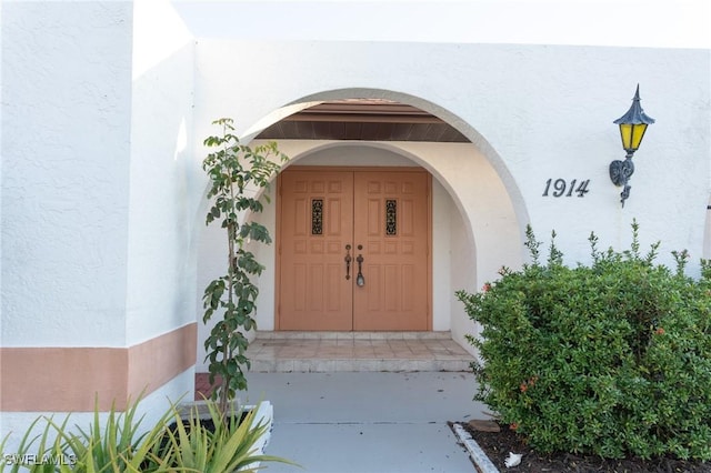 entrance to property with stucco siding