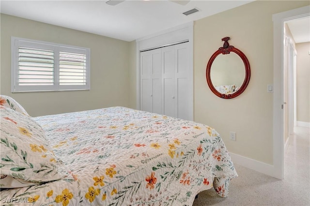 bedroom with a ceiling fan, a closet, visible vents, and baseboards