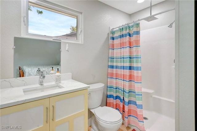 full bathroom featuring a shower with curtain, vanity, and toilet