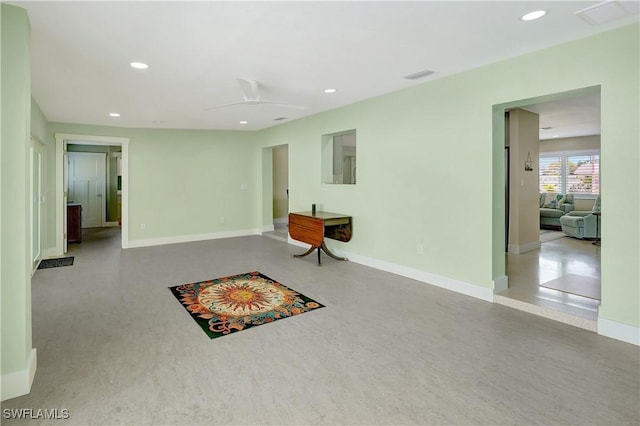 living area featuring visible vents, baseboards, a ceiling fan, and recessed lighting