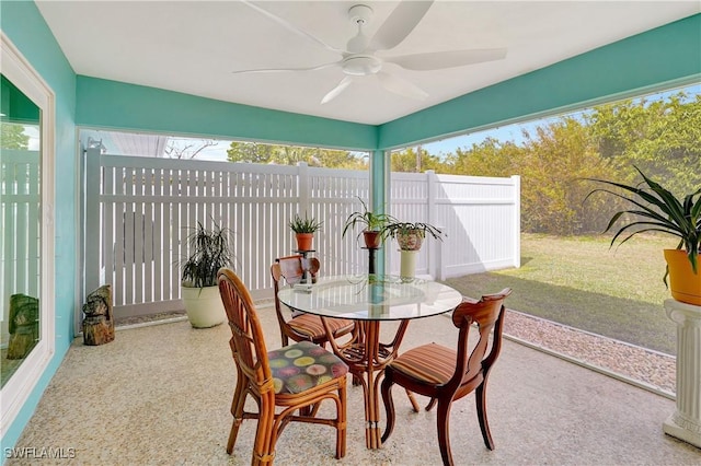 sunroom with ceiling fan