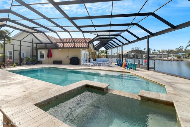 view of swimming pool featuring a pool with connected hot tub, a patio, an outdoor living space, and a lanai