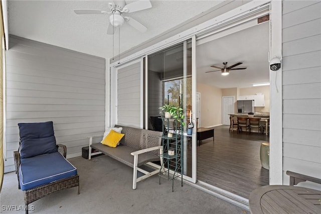 sunroom with ceiling fan