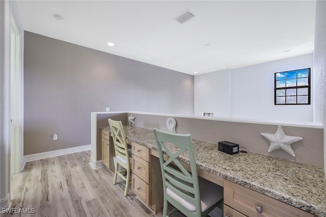 office space with recessed lighting, visible vents, built in study area, light wood-type flooring, and baseboards