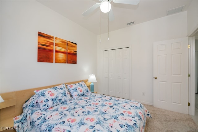 bedroom featuring a ceiling fan, carpet, visible vents, and a closet